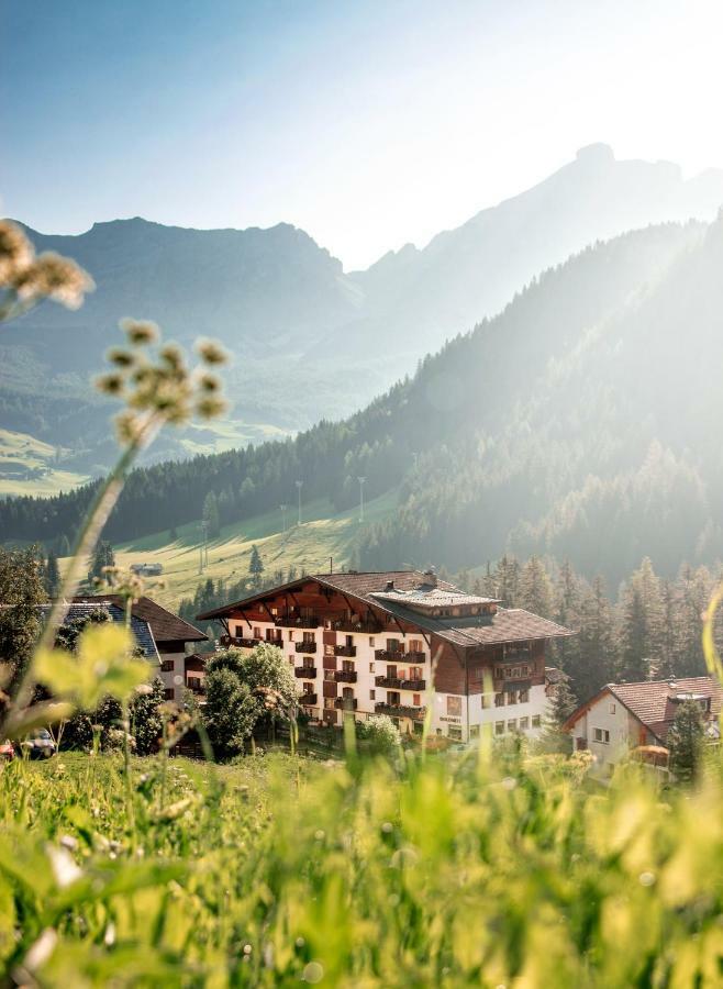 Hotel Dolomiti La Villa  Exteriör bild