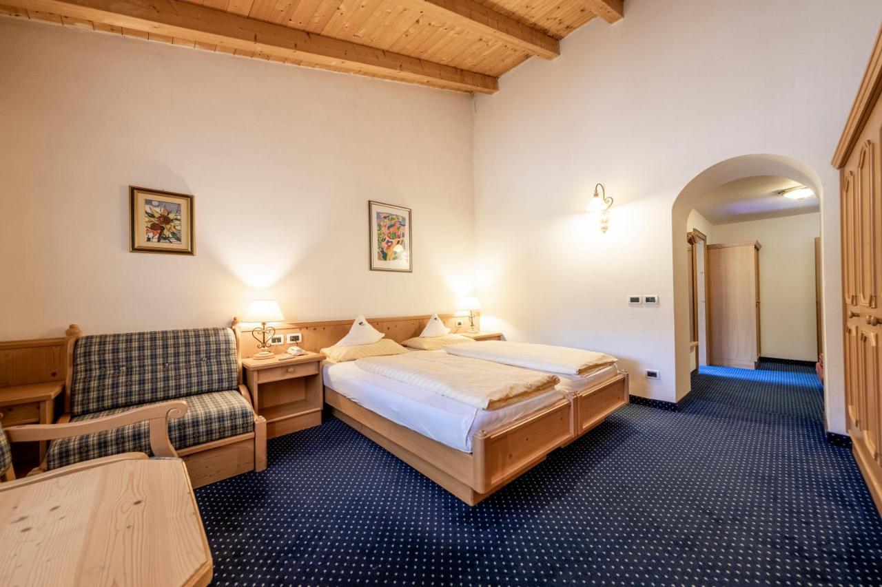 Hotel Dolomiti La Villa  Exteriör bild